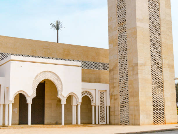 ultramoderne sheikh zayed moschee in salé marokko - eingangstor - salé city stock-fotos und bilder