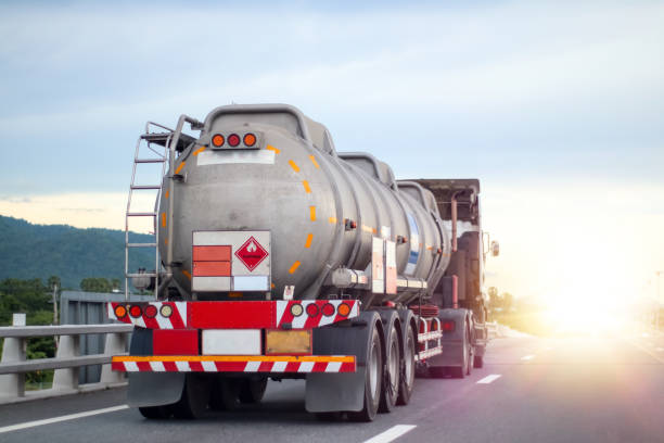 camiones que transportan productos químicos peligrosos en la carretera - oficio de transporte fotografías e imágenes de stock