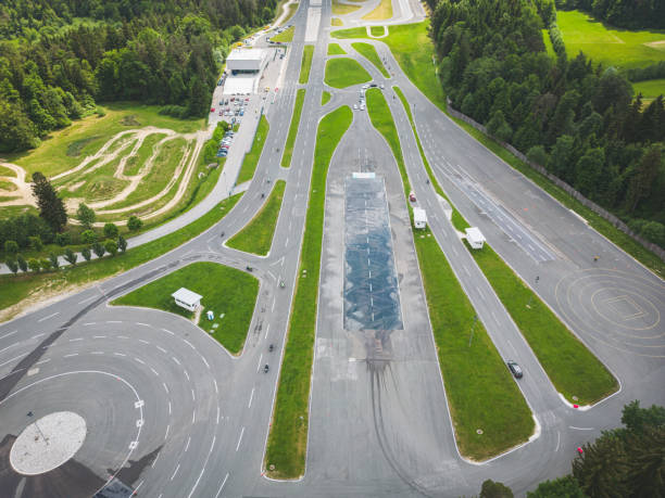 allenamento su strada presso il centro di guida di sicurezza e la pista da corsa con strada bagnata da testare - driving training car safety foto e immagini stock