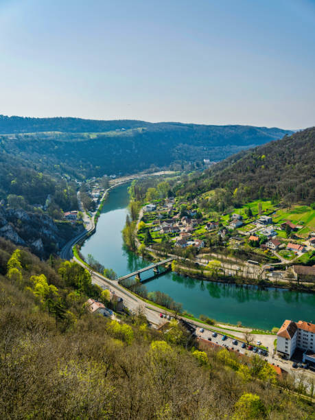 река безансон и деревня на берегу реки в бургундии, франция - doubs river стоковые фото и изображения