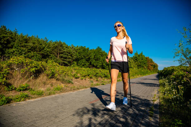 ノルディックウォーキング-女性トレーニング - nordic walking walking relaxation exercise women ストックフォトと画像
