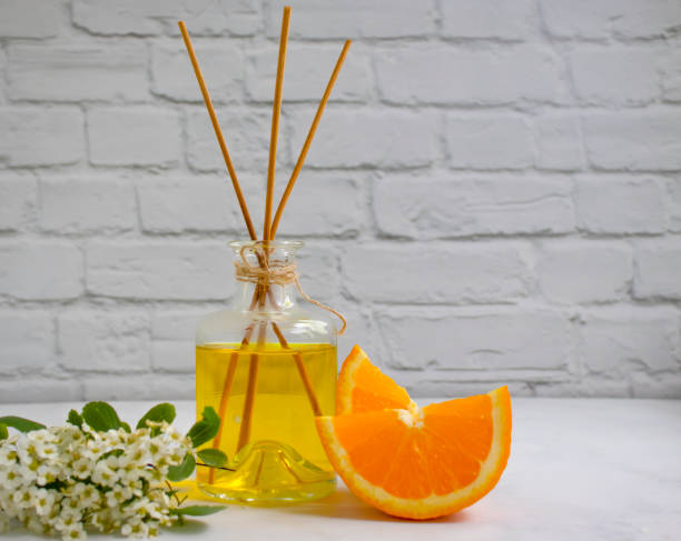 家庭用の美しい花、オレンジのための香水 - air freshener ストックフォトと画像