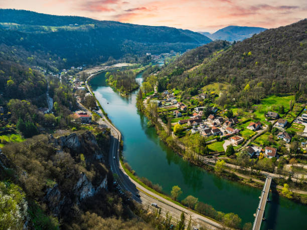 деревня на берегу реки безансон в бургундии во франции - doubs river стоковые фото и изображения