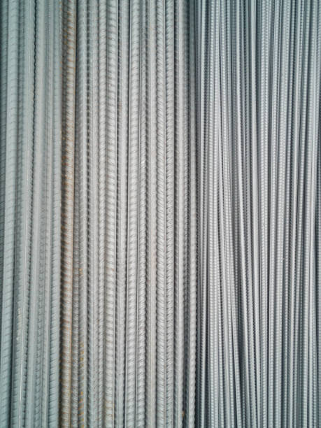 Closeup of concrete reinforcement steel rods in warehouse. Steel rods or bars used to reinforce concrete Steel rod. Construction steel. Ribbed iron bars waiting to be shaped and used for construction. primer plano de varillas de acero de refuerzo de hormigón en almacén. varillas o barras de acero utilizadas para reforzar el hormigón varilla de acero. acero para la construcción. barras de hierro acanaladas a la espera de ser moldeadas y utilizadas pa