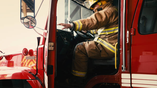 vigile del fuoco in procinto di chiudere la porta del suo camion - vigile del fuoco foto e immagini stock