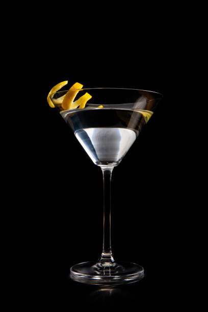 レモンツイストと黒の背景にマティーニガラスの正面図 - martini royale ストックフォトと画像