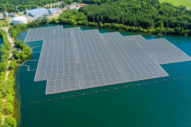 solar farm panels in aerial view, array of polycrystalline photovoltaics in solar power plant floating on the water in lake - polycrystalline imagens e fotografias de stock