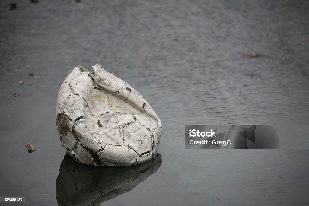 Bola de futebol - Foto de stock de Deflacionado royalty-free