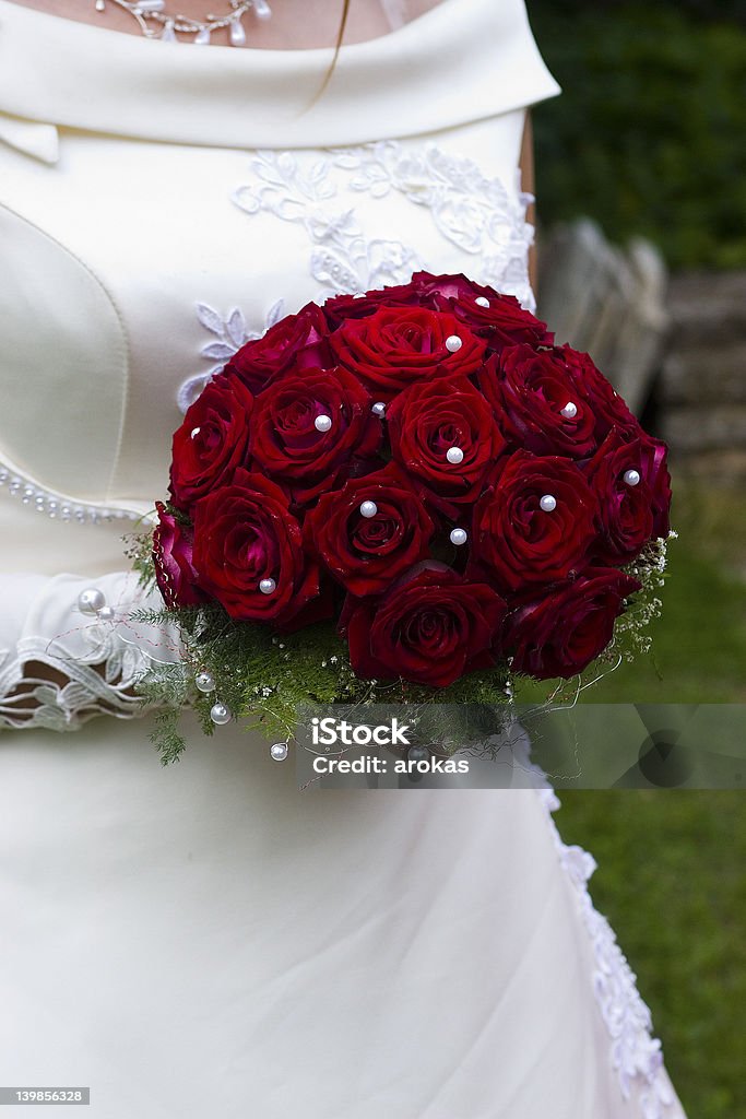 Braut mit roten Rosen - Lizenzfrei Blumenbouqet Stock-Foto