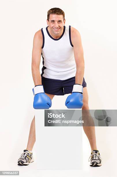 Foto de Boxer Segurando Embarque 3 e mais fotos de stock de Academia de ginástica - Academia de ginástica, Adulto, Amador