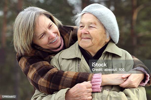 구슬눈꼬리 딸이다 여자 노인에 대한 스톡 사진 및 기타 이미지 - 여자 노인, 80-89세, 딸