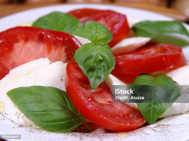 Mozarela Foto de stock y más banco de imágenes de Albahaca - Albahaca, Alimento, Blanco - Color