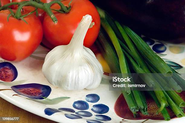 토마토 마늘 이 정통 티본 스테이크는 티본이 붙은 똑바른 우수합니다 가지-채소에 대한 스톡 사진 및 기타 이미지 - 가지-채소, 건강관리와 의술, 건강한 생활방식