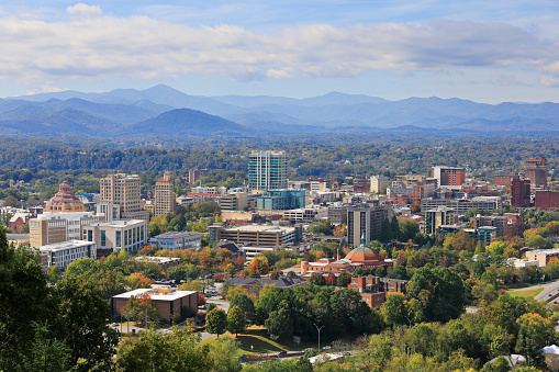 Daytime view of the skyline of Asheville (North Carolina).