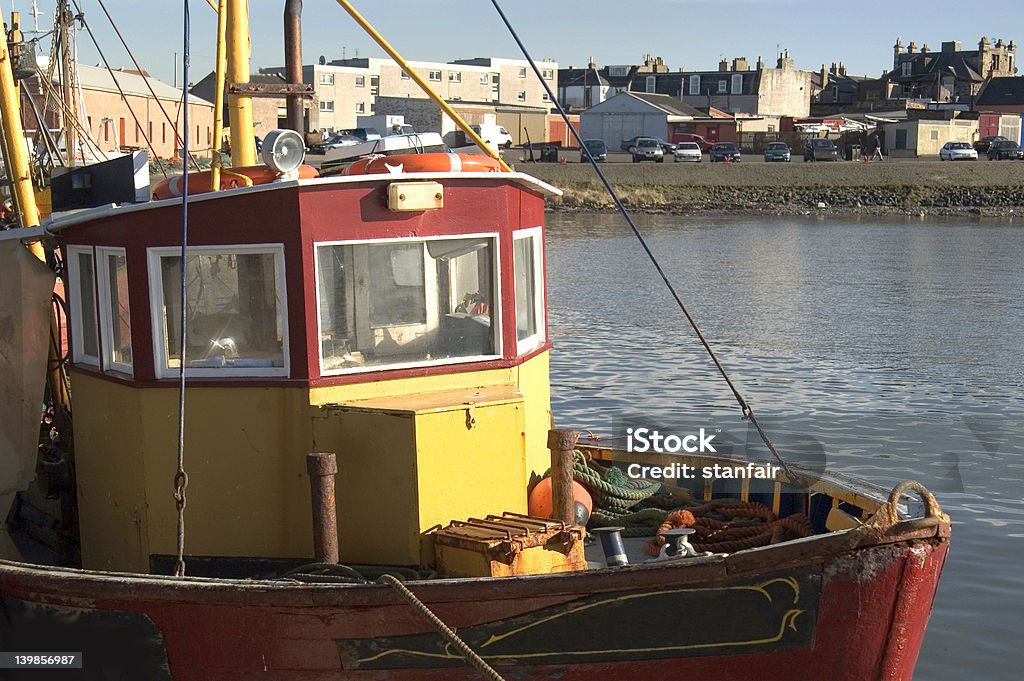 Rouge et jaune de la pêche en bateau dans le port - Photo de Bateau de pêche libre de droits