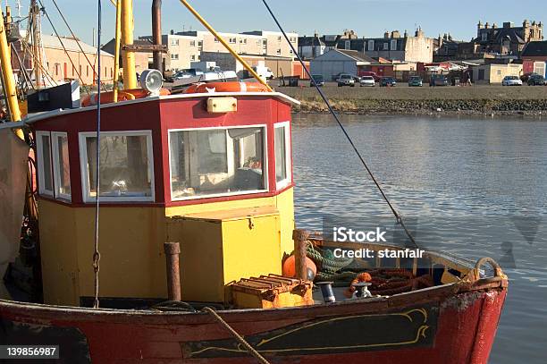 Photo libre de droit de Rouge Et Jaune De La Pêche En Bateau Dans Le Port banque d'images et plus d'images libres de droit de Bateau de pêche - Bateau de pêche, Cabine, Coque de bateau