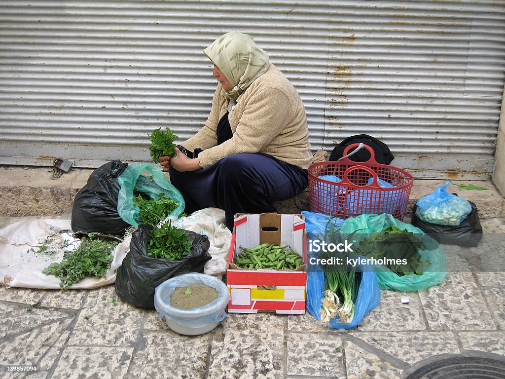 Mujer en el mercado en Jerusalén - Foto de stock de Israel libre de derechos