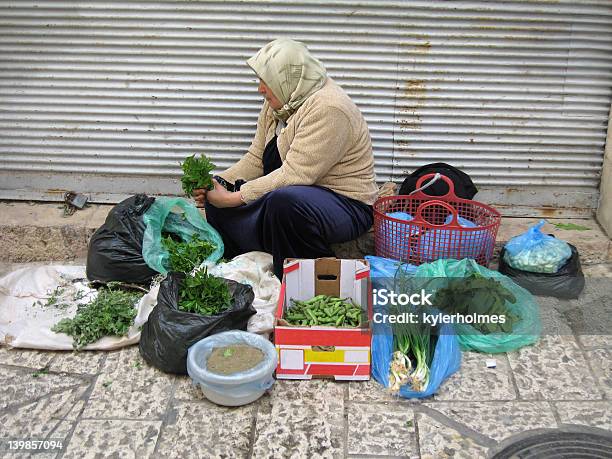 Mujer En El Mercado En Jerusalén Foto de stock y más banco de imágenes de Israel - Israel, Pobreza, Alimento