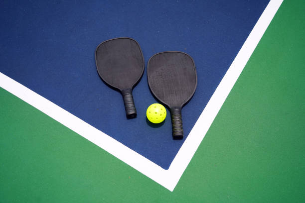 paleta de bolas de pepinillo - racket sport fotografías e imágenes de stock