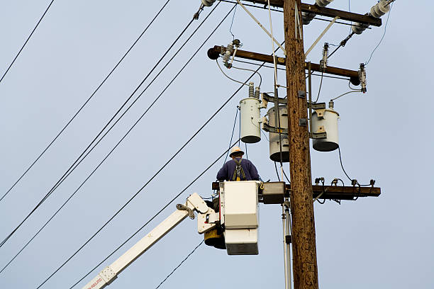 reparación de cables - poste telegráfico fotografías e imágenes de stock