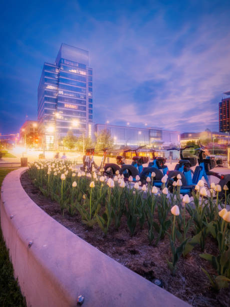 windsor, ontario skyline - dusk - ontario spring bicycle city life imagens e fotografias de stock