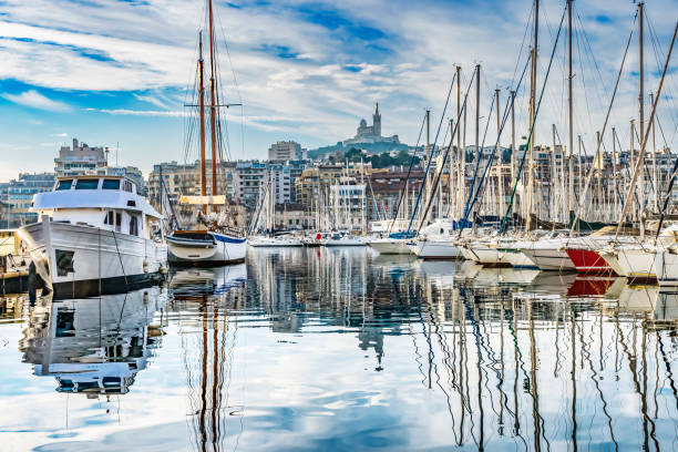 yachts boats waterfront reflection church marseille france - notre dame de la garde imagens e fotografias de stock