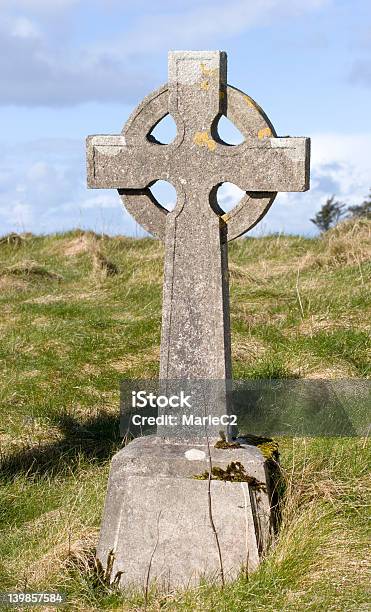 Кельтский Крест По Кладбищу — стоковые фотографии и другие картинки Без людей - Без людей, Великобритания, Вертикальный