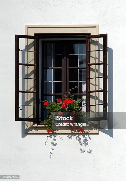 Vecchia Finestra - Fotografie stock e altre immagini di Allegro - Allegro, Ambientazione interna, Ambientazione tranquilla