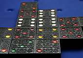 black-domino-mit-farbe-punkte-auf-blauem-hintergrund.jpg?b=1&s=170x170&k=20&c=jAutQSTgDlN63eaT3VjJadifONMt3zKCCCONbXFDmNM=