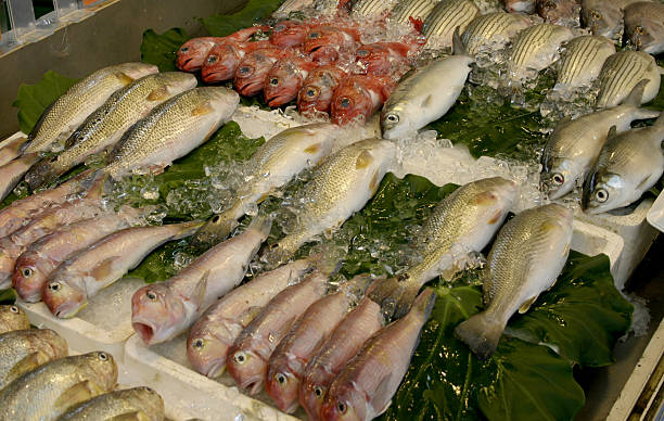 En un mercado de pescado - foto de stock