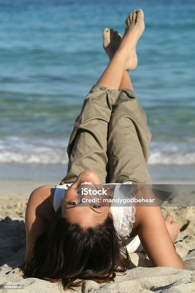 Linda posar en la playa - Foto de stock de Acostado libre de derechos