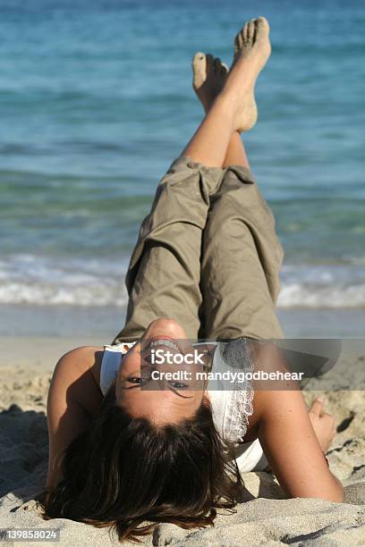 Linda Posar En La Playa Foto de stock y más banco de imágenes de Acostado - Acostado, Acostado de espalda, Adolescencia