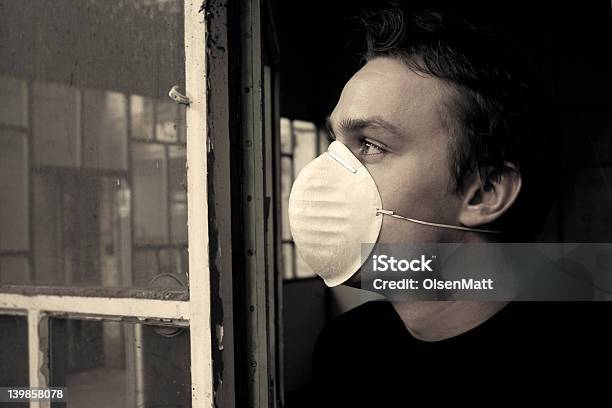 Człowiek Wpatrywać Się W Środku Zanieczyszczonej Przyszłości - zdjęcia stockowe i więcej obrazów Bezpieczeństwo