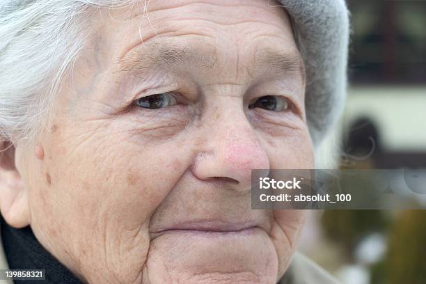 Terceira Pessoa - Fotografias de stock e mais imagens de 70 anos - 70 anos, Adulto, Adulto maduro