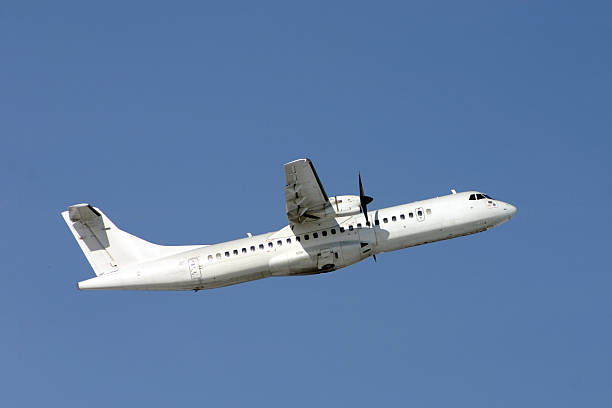 avión atr - 72 - small airplane air vehicle propeller fotografías e imágenes de stock