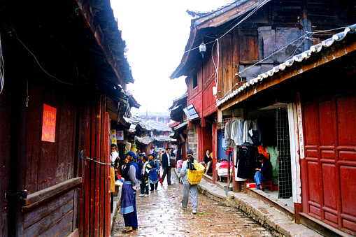 Three years after the big earthquake, the old town of Lijiang, has been returned to peaceful life in 1999.It is a 