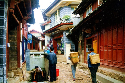 Three years after the big earthquake, the old town of Lijiang, has been returned to peaceful life in 1999.It is a \