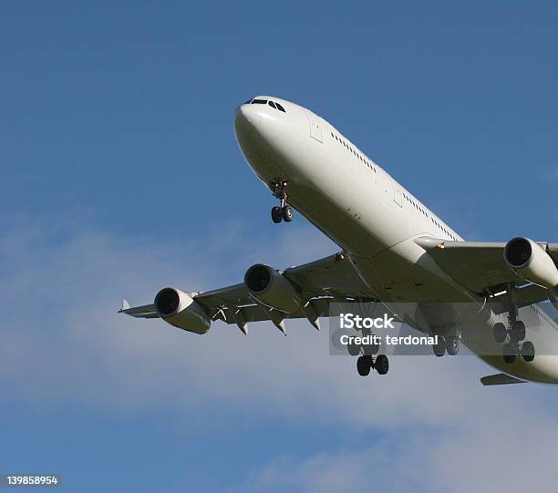 Avión De Pasajeros Foto de stock y más banco de imágenes de Ala de avión - Ala de avión, Aterrizar, Avión