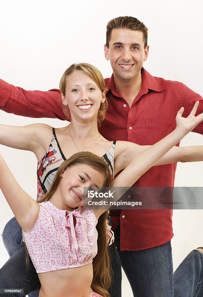 Szczęśliwa Rodzina z uniesionymi ramionami - Zbiór zdjęć royalty-free (Codzienne ubranie)