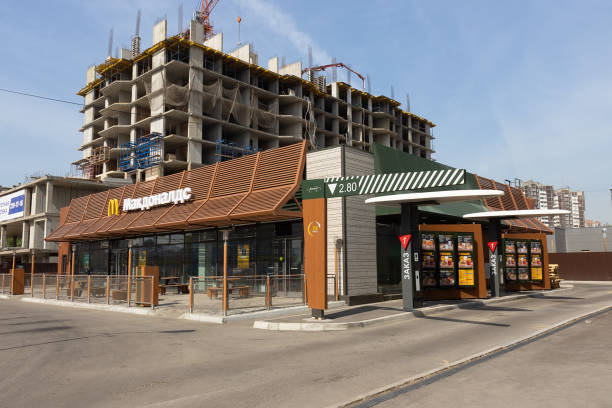 マクドナルドレストランのドライブスルーサービス - mcdonalds french fries branding sign ストックフォトと画像
