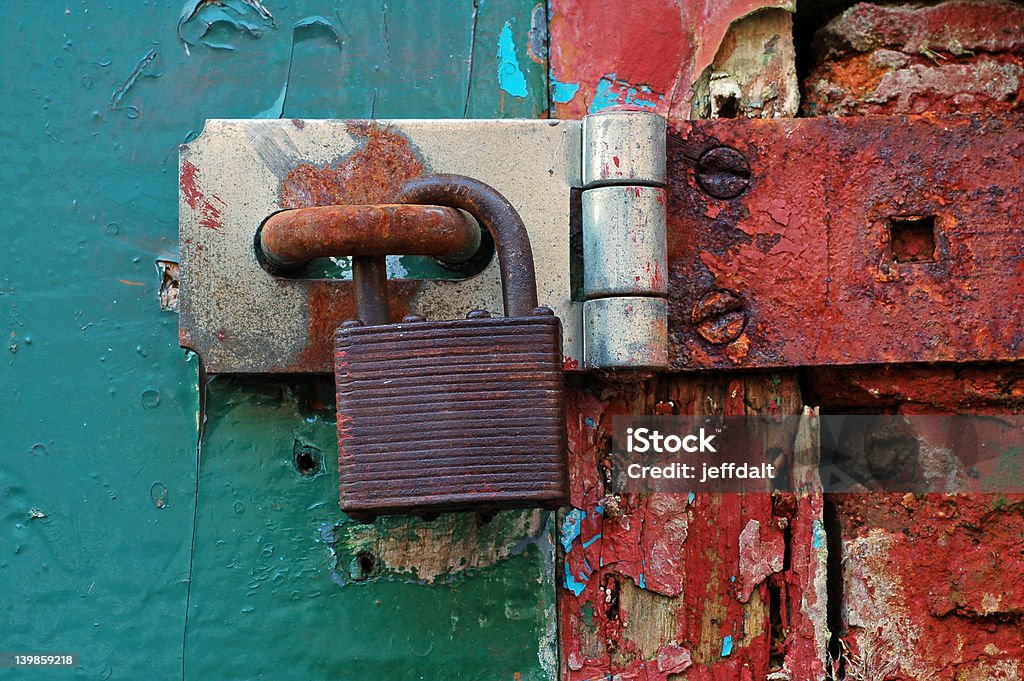 Rusty Old candado - Foto de stock de Candado libre de derechos