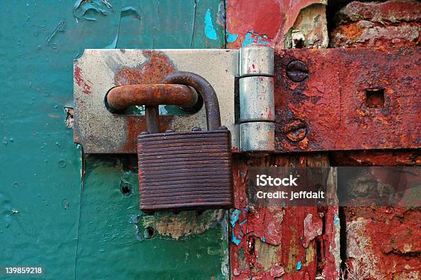 Rusty Old Candado Foto de stock y más banco de imágenes de Candado - Candado, Cerradura, Con textura