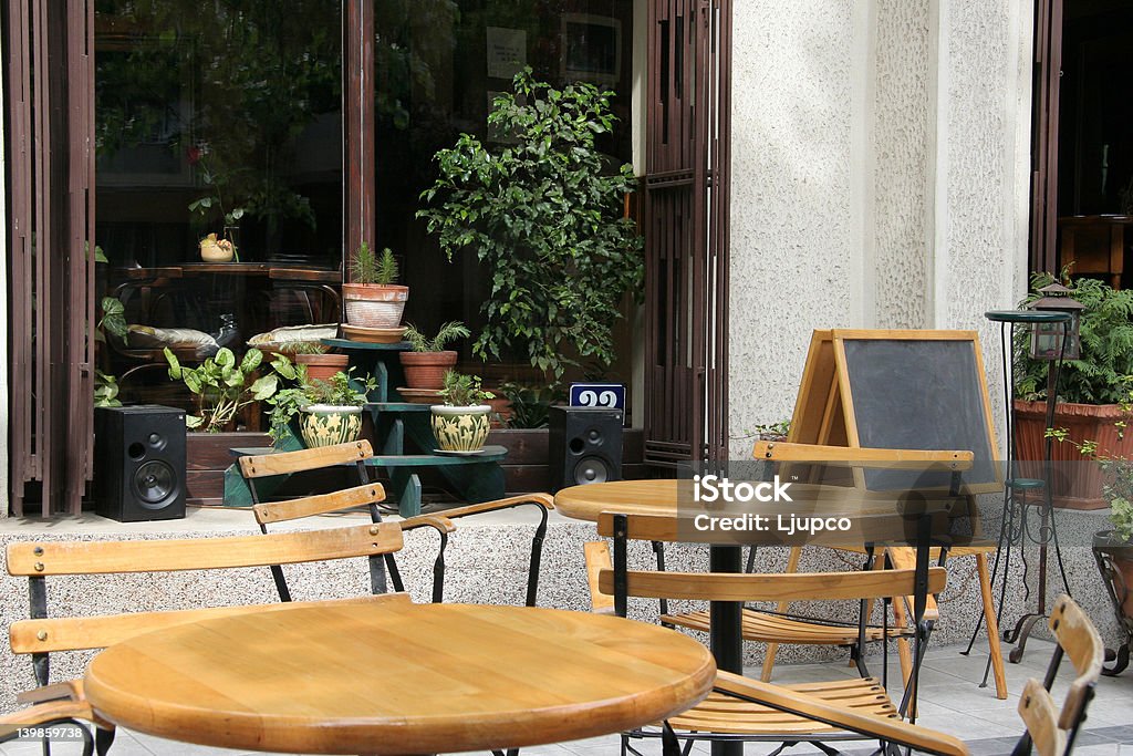 Moderna cafetería al aire libre con muebles de madera - Foto de stock de Altavoz libre de derechos