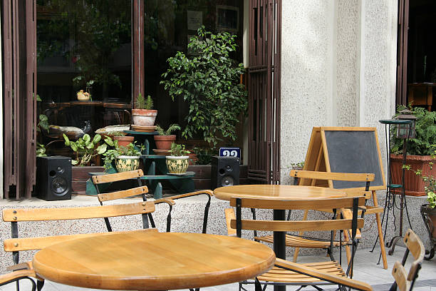 moderna cafetería al aire libre con muebles de madera - cafe table outdoors speaker fotografías e imágenes de stock