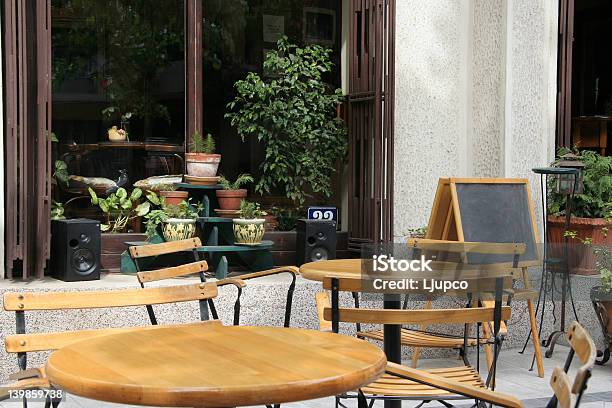 Moderna Cafetería Al Aire Libre Con Muebles De Madera Foto de stock y más banco de imágenes de Altavoz