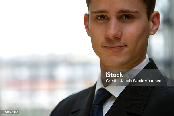 Joven Empresario Sonriendo Foto de stock y más banco de imágenes de 20 a 29 años - 20 a 29 años, 20-24 años, Actitud