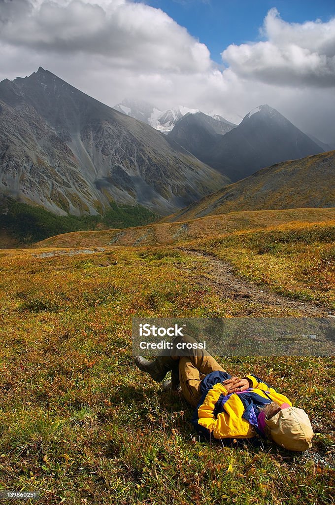 Los hombres y a las montañas - Foto de stock de Aburrimiento libre de derechos