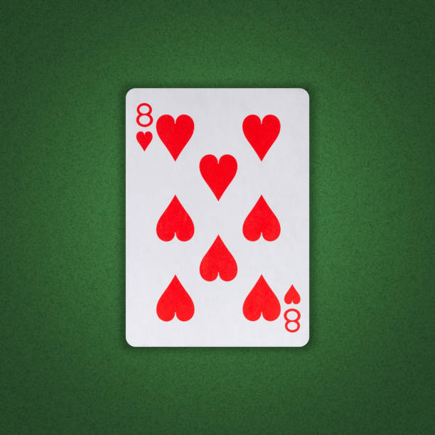 osiem serc na zielonym pokerowym tle. hazard. karty do gry. - rummy leisure games number color image zdjęcia i obrazy z banku zdjęć