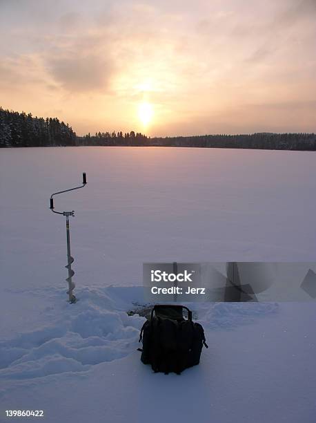 Eisfischen In Finnland Stockfoto und mehr Bilder von Bedecken - Bedecken, Bohrer, Eis