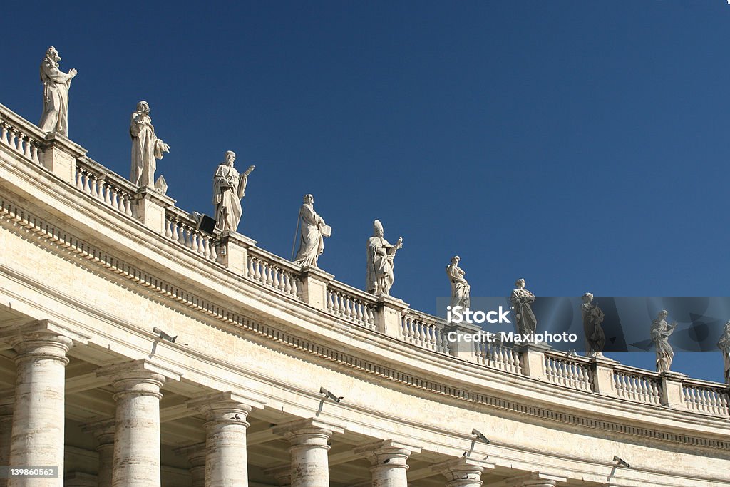Roma: Piazza San Pietro, colonne in marmo con statue, Blu cielo - Foto stock royalty-free di Ambientazione esterna